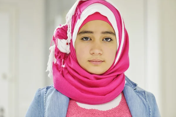 Retrato de bela menina muçulmana — Fotografia de Stock