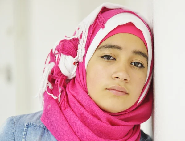 Portrét krásné muslimské dívky — Stock fotografie