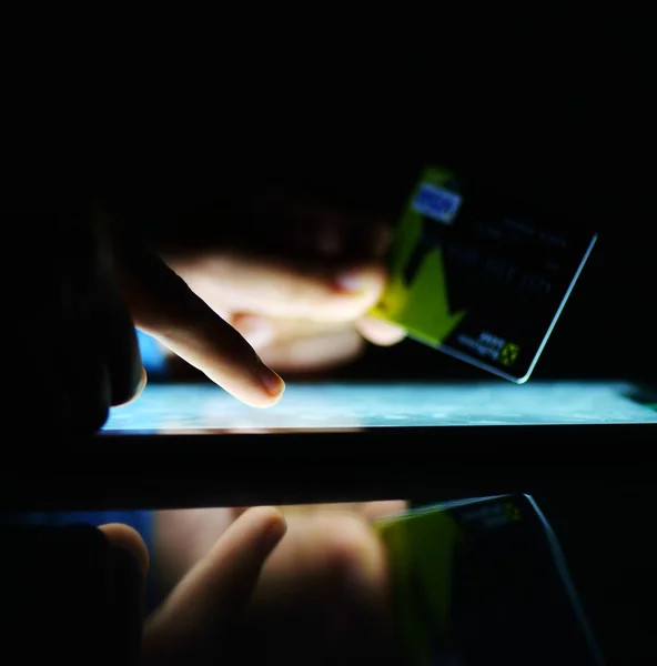 Mano humana en la tableta PC y tarjeta de crédito —  Fotos de Stock