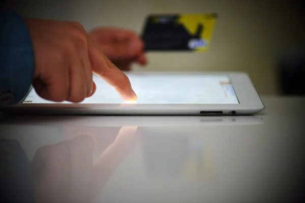 Menschliche Hand auf Tablet-PC und Kreditkarte — Stockfoto