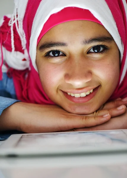 Portrait of beautiful Arabic Muslim girl — Stok Foto