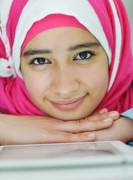 Gyönyörű Arab muszlim lány portréja — Stock Fotó