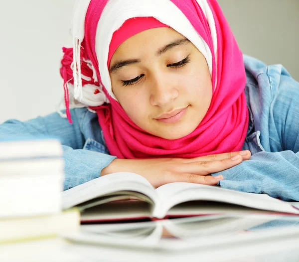 Portrait of beautiful Arabic Muslim girl — Stock Photo, Image