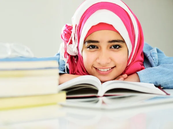 美しいアラビアのイスラム教徒の少女の肖像画 — ストック写真