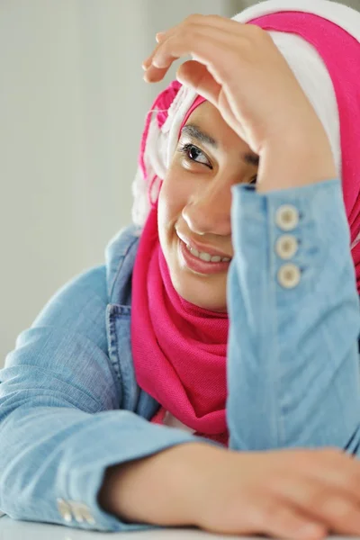 Piękny język arabski Muzułmanin dziewczyna — Zdjęcie stockowe