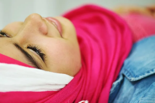 美しいアラビアのイスラム教徒の少女 — ストック写真