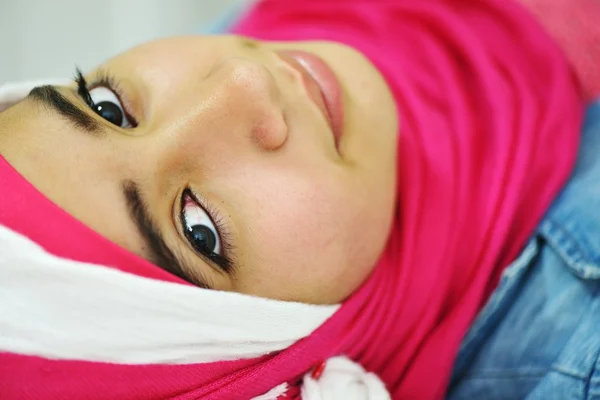 Vacker arabiska muslimska flicka — Stockfoto