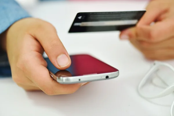 Mano humana en la tableta PC y tarjeta de crédito — Foto de Stock