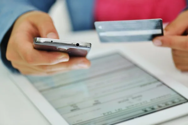 Mão humana no tablet pc e cartão de crédito — Fotografia de Stock