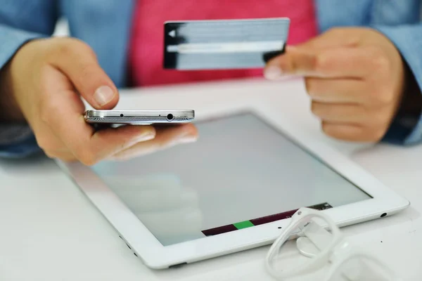 Mano humana en la tableta PC y tarjeta de crédito — Foto de Stock