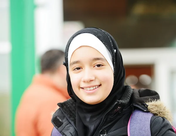 Genç Müslüman Arapça kız okulda — Stok fotoğraf