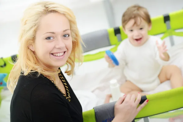 Bebé con mamá en el dormitorio — Foto de Stock