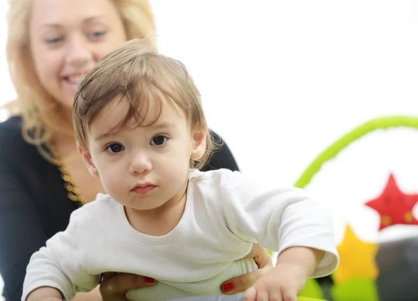 Bebé con mamá en el dormitorio — Foto de Stock