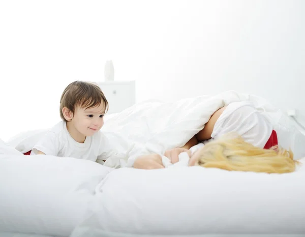 Förtjusande baby pojke med mamma — Stockfoto