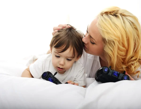 Schattig jongetje met moeder — Stockfoto