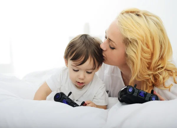 Bayi laki-laki manis dengan ibu — Stok Foto