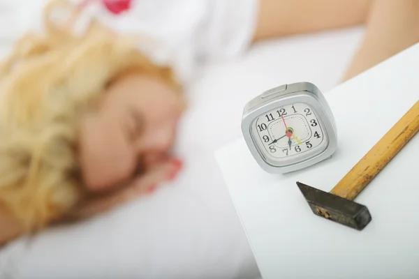 Mujer en la cama en el dormitorio con reloj —  Fotos de Stock