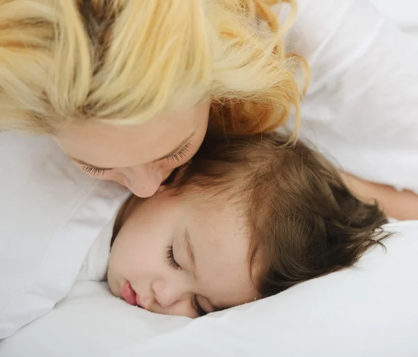 Adorable bebé con mamá —  Fotos de Stock