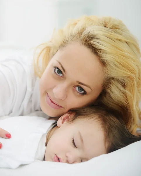 Schattig jongetje met moeder — Stockfoto