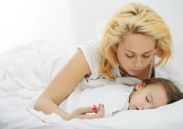 Förtjusande baby pojke med mamma — Stockfoto