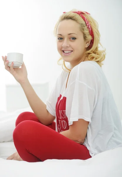 Weibchen auf Bett im Schlafzimmer trinkt Morgenkaffee — Stockfoto