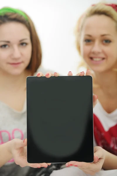 Meisjes op bed in de slaapkamer met banner tablet — Stockfoto