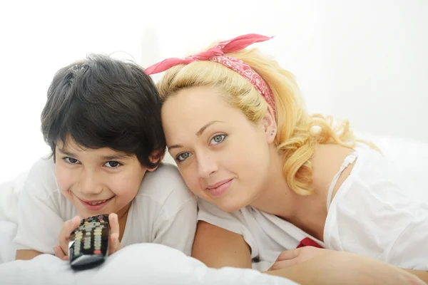 快乐金发年轻母亲和她的儿子在床上 — 图库照片