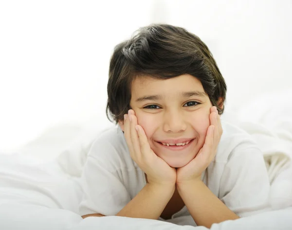 Niño en la cama del dormitorio — Foto de Stock