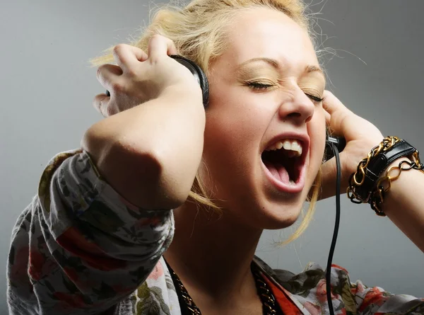 Meisje poseren voor portretten in studio — Stockfoto