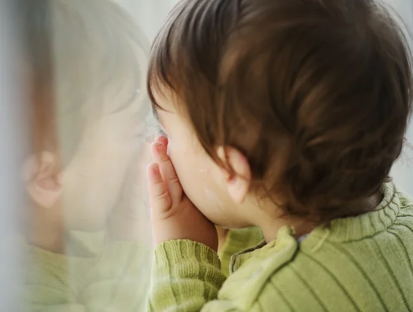 Förtjusande baby pojke gråter — Stockfoto