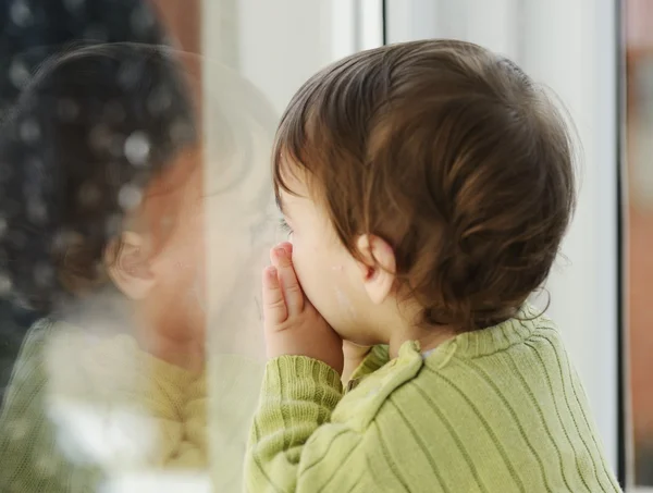 Adorável menino chorando — Fotografia de Stock