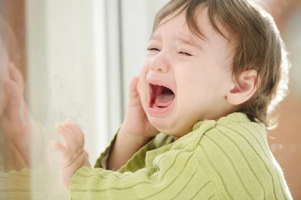 Αξιολάτρευτο μωρό αγόρι κλαίει — Φωτογραφία Αρχείου