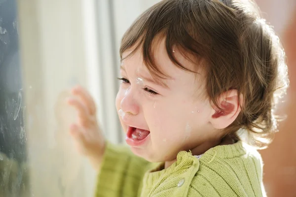 Förtjusande baby pojke gråter — Stockfoto