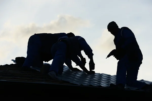 Budowa Dachu Sylwetka Pracy Zespołowej — Zdjęcie stockowe