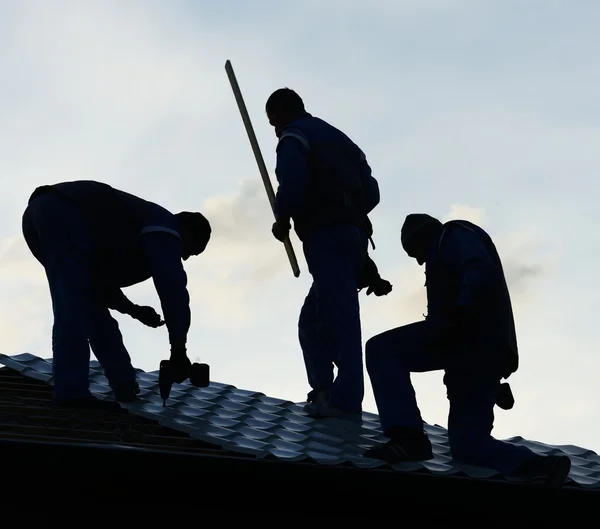 Çatı Inşaat Alanı Takım Çalışması Silueti Oluşturuluyor — Stok fotoğraf