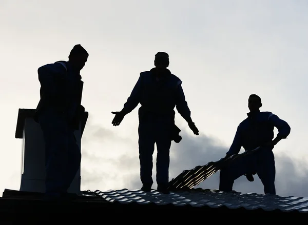 Çatı Inşaat Sahası Ekip Çalışması Yapılıyor — Stok fotoğraf