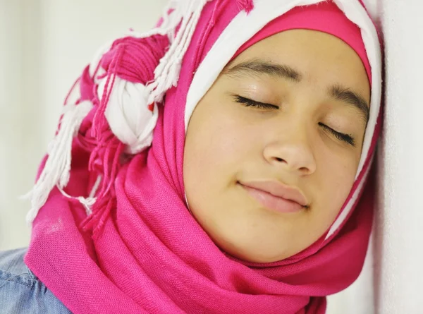 Porträtt av vackra muslimsk flicka Stockfoto