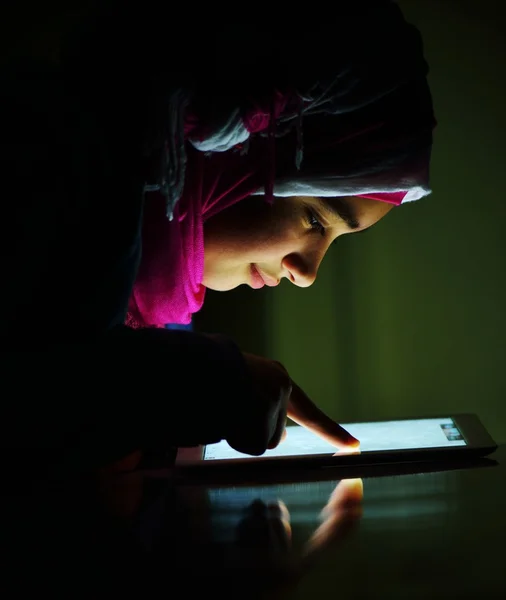Tablet kullanan güzel Arap Müslüman kız portresi Stok Resim