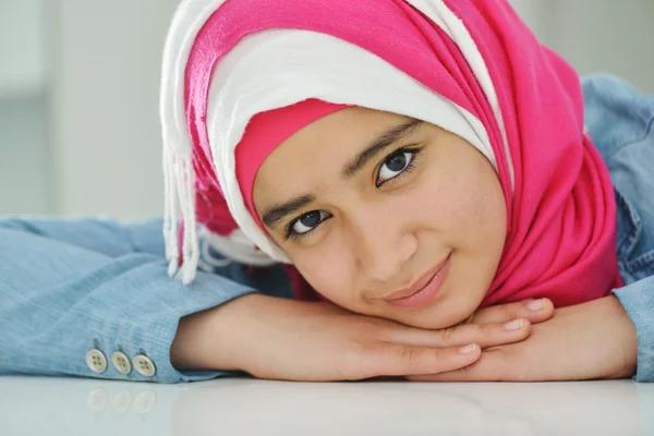 Menina muçulmana árabe bonita Imagens De Bancos De Imagens Sem Royalties