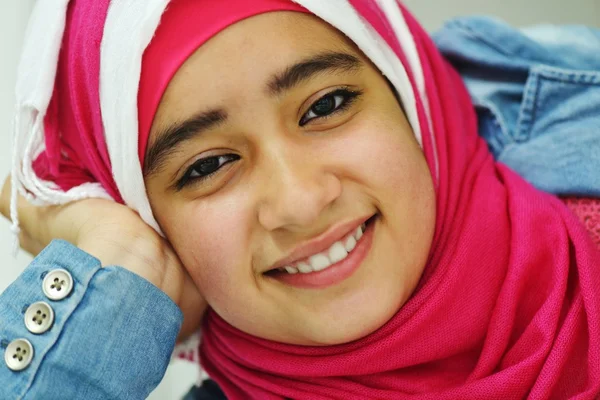 Vacker arabiska muslimska flicka Royaltyfria Stockbilder