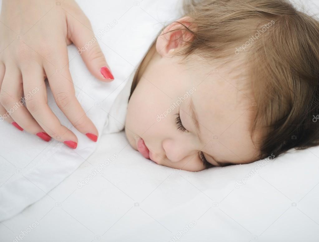 Newborn baby sleeping with mom — Stock Photo © zurijeta 98366000