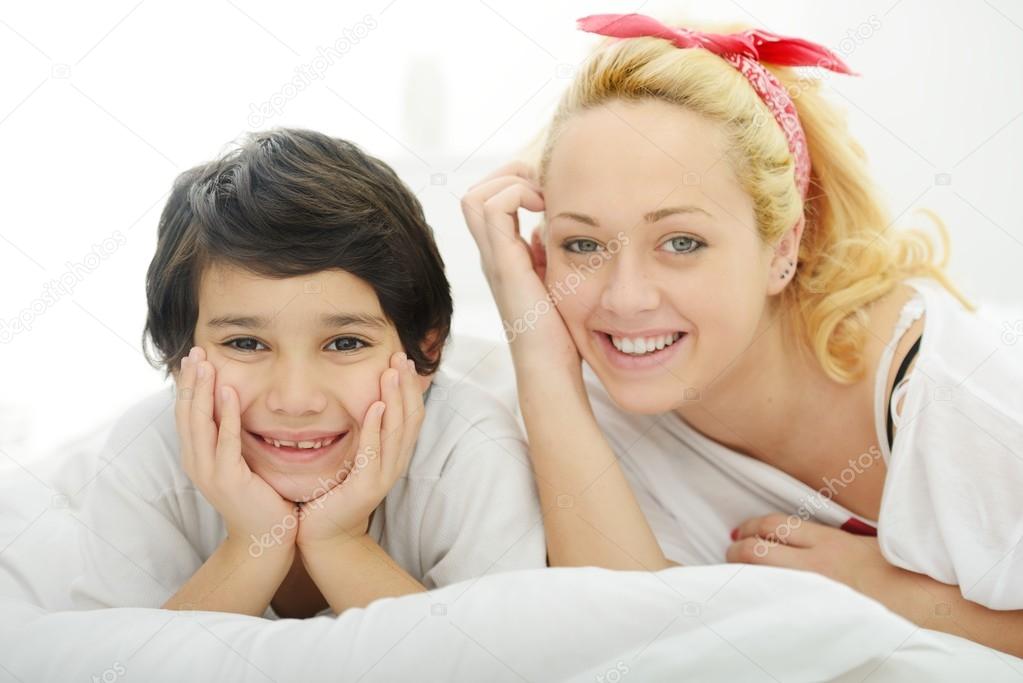 Mutter und sohn im bett