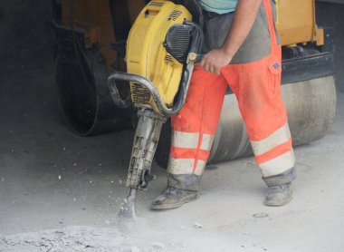 Asfalt matkap üzerinde zor iş