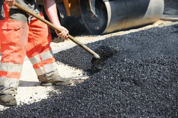 Hårt arbete på asfalt konstruktion — Stockfoto