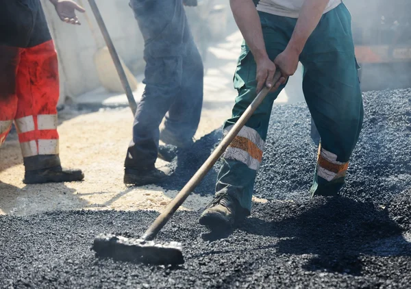 Harte Arbeit beim Asphaltbau — Stockfoto