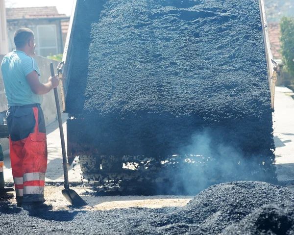 Camion sulla costruzione di asfalto — Foto Stock