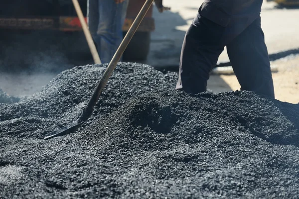 Trabajo duro en la construcción de asfalto — Foto de Stock