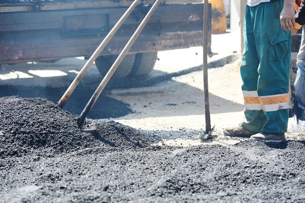 Trabajo duro en la construcción de asfalto — Foto de Stock