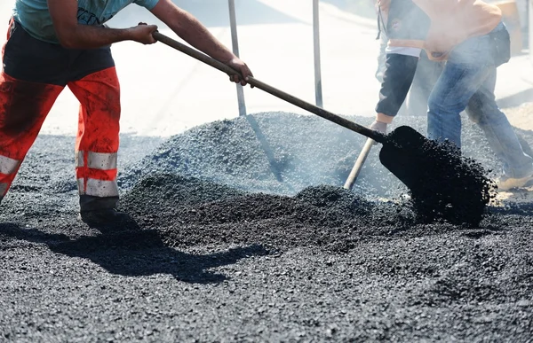 Hard werken op asfalt bouw — Stockfoto