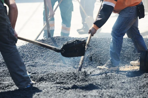 Trabajo duro en la construcción de asfalto — Foto de Stock